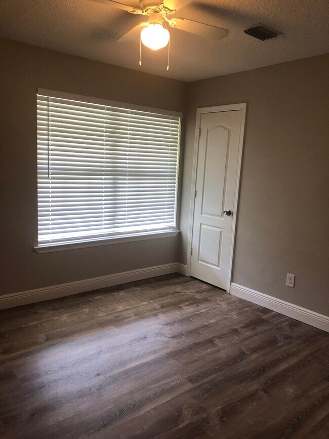 Building Photo - 7653 Frankfort St