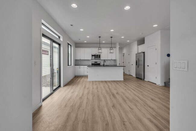 Building Photo - 5114 E Hope Ave
