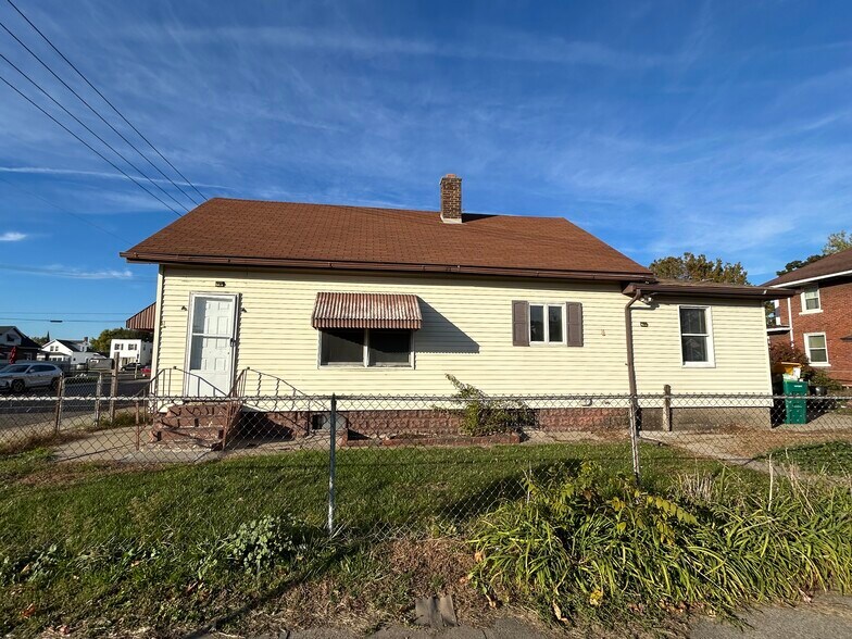 Building Photo - 922 S Spring St