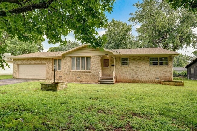 Building Photo - Beautiful All Brick home located next to Glendale High School and Wilder Elementary! Don't miss t...