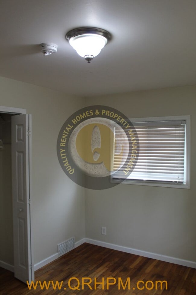 Building Photo - Available Now-- 3 Bedroom, 1 Bathroom Home...