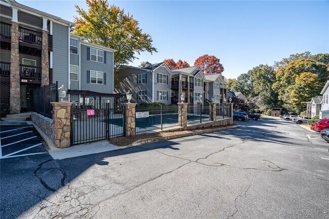 Building Photo - 402 Madison Ln S E