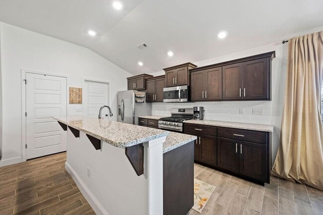 Building Photo - 6007 NW Hoover St