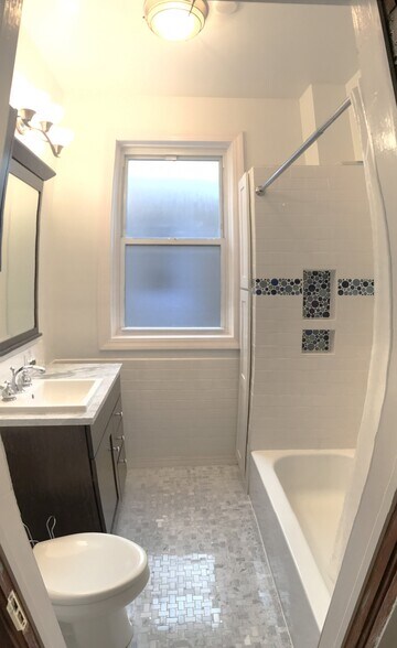Building Photo - 3337 W Evergreen Ave