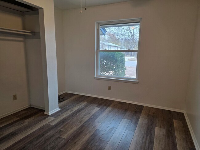 Building Photo - 221 Miller St