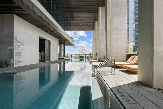 Building Photo - 610 Davis St