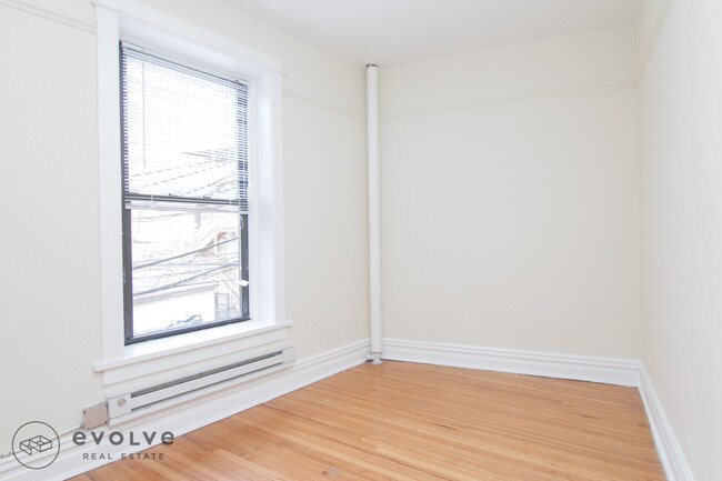 Building Photo - 428 W Belden Ave