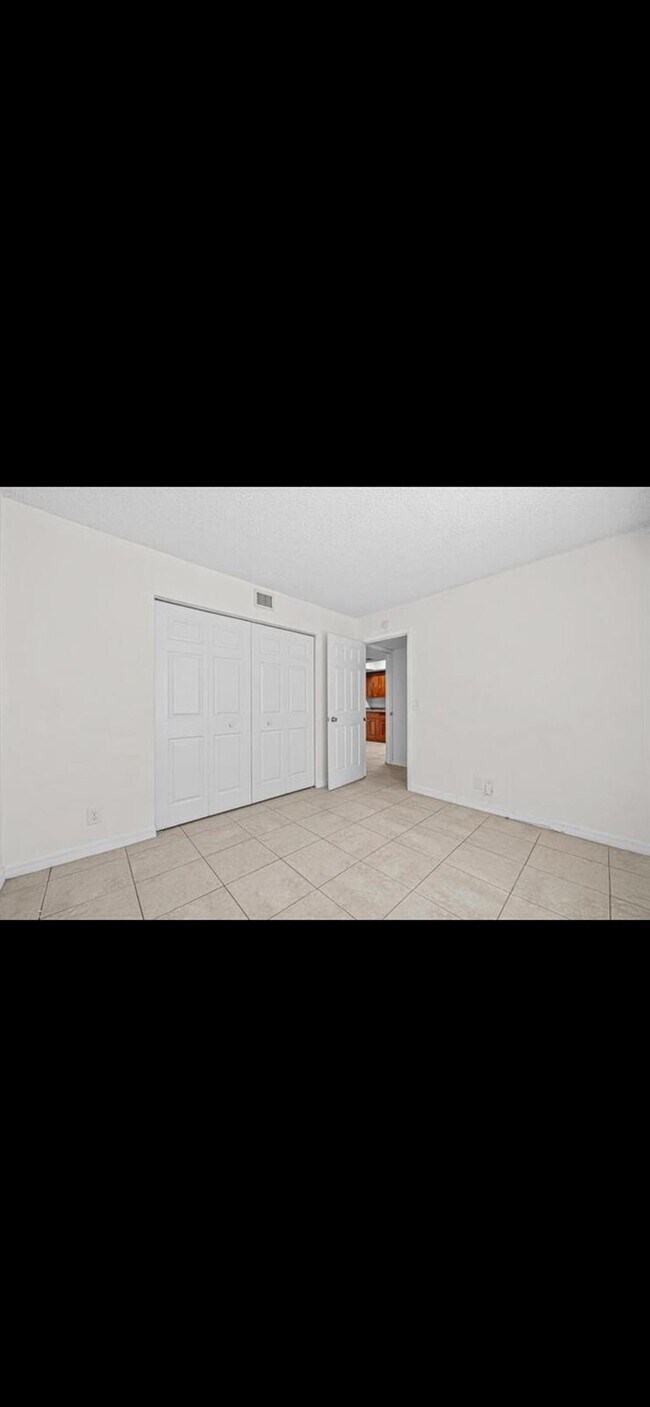 Building Photo - 9227 Green Meadows Way