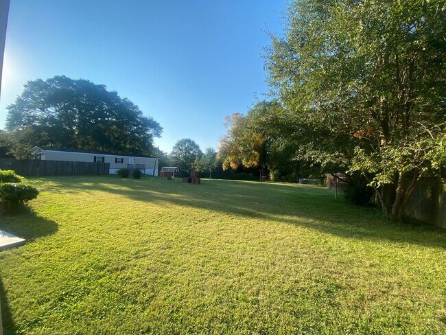 Building Photo - Nice 2 bedroom 1 bathroom home very close to I-85 and HWY 73