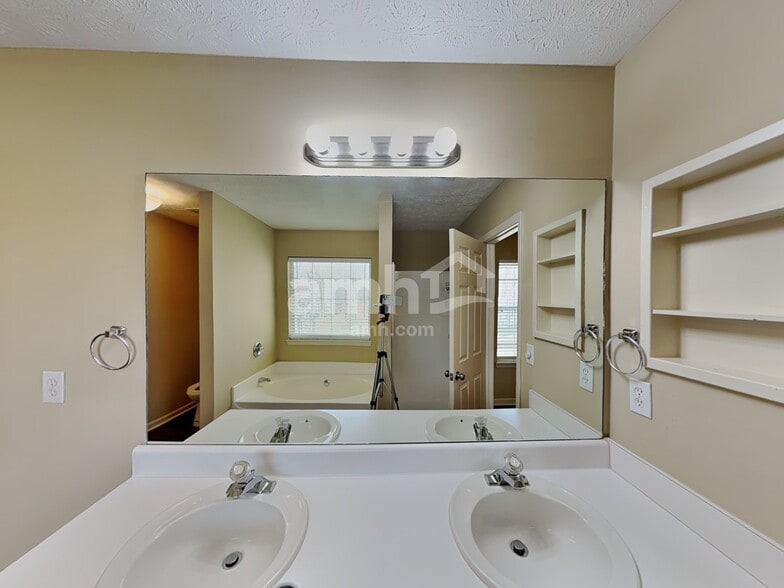 Building Photo - 2207 Lazy Days Rd