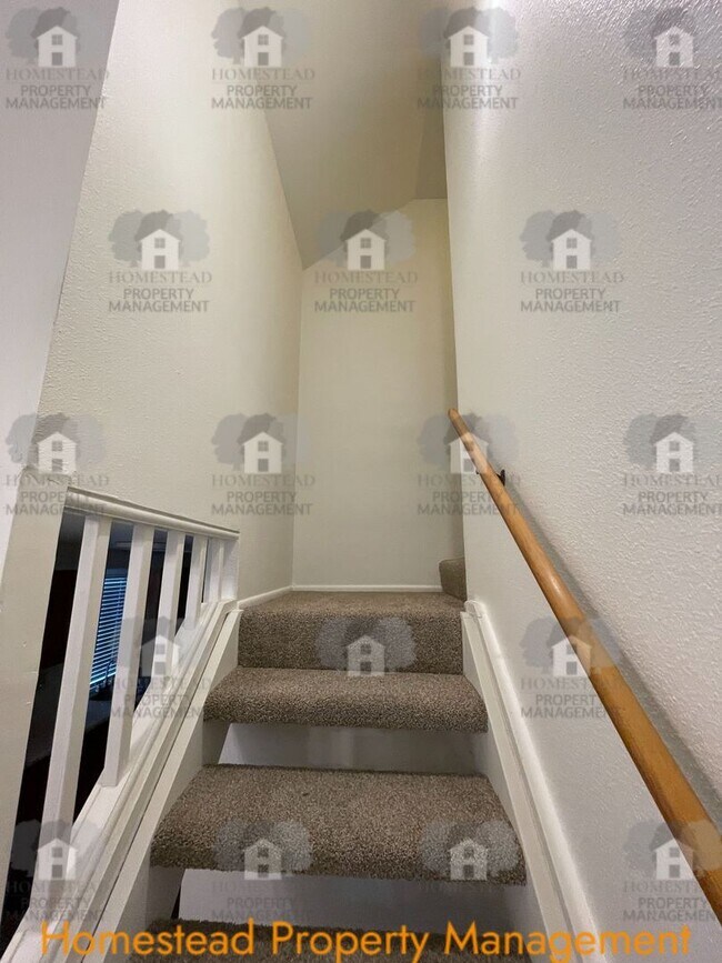 Building Photo - HARD TO FIND 4 BEDROOM!