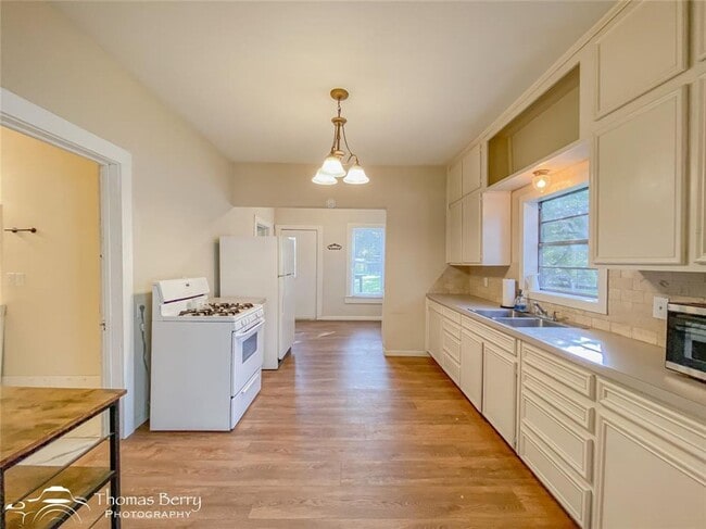 Building Photo - 2807 Russell Ave