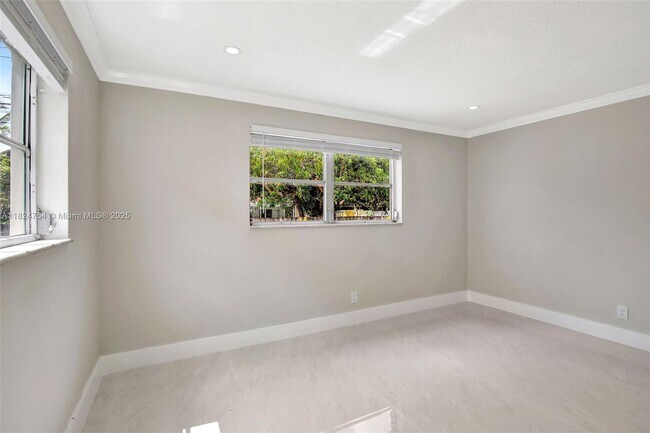 Building Photo - 5450 Hollywood Blvd
