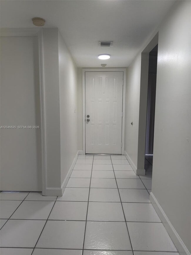 Building Photo - 300 E Club Cir