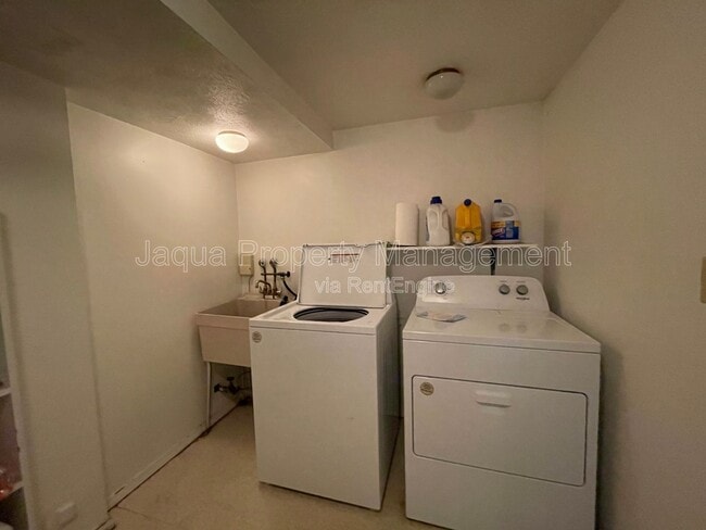 Building Photo - 2591 Stratford Dr