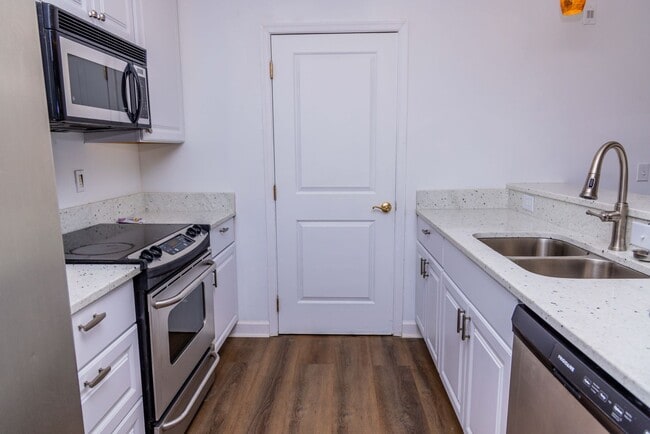 Building Photo - Luxury One Bedroom Unit in  Downtown Business District