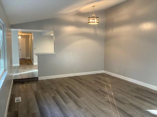 Building Photo - Cute 3 Bedroom Townhome close to UNR