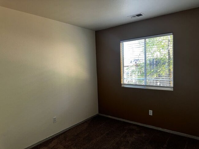 Building Photo - 3 Bedroom 2 Bath House with Amazing Rosevi...