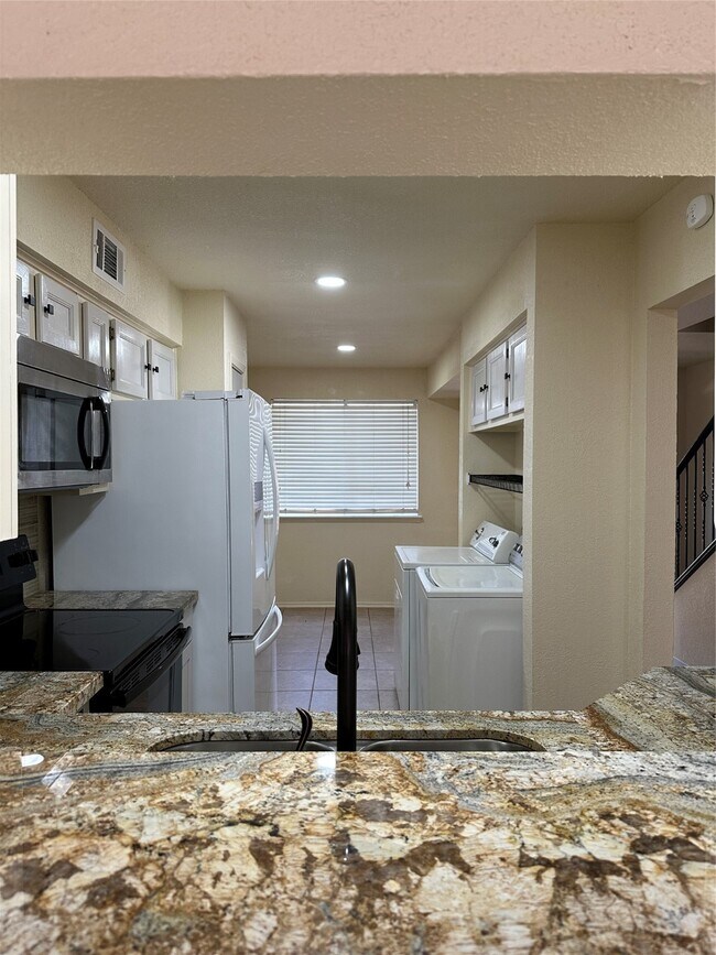 Building Photo - 6482 Alisa Ln