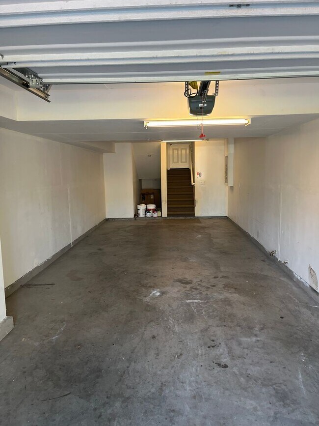 Building Photo - Bright Corner 3BD/3BA Townhome Near BART & Great Mall!