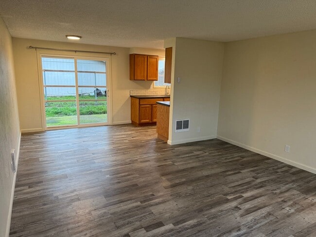 Building Photo - Beautifully updated 2 bedroom 1.5 bath duplex in Springfield!