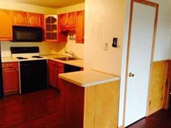 Building Photo - 816 County St