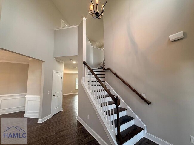 Building Photo - 117 White Oak Dr NE