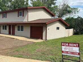 Building Photo - Newly updated!! 2 bedroom, 1 bath townhouse