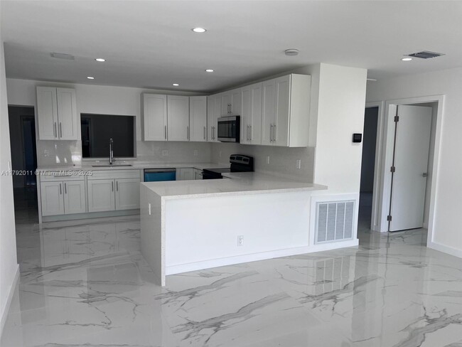 Building Photo - 431 NE 58th Ct