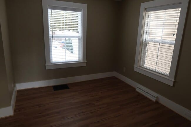 Building Photo - 5 Green St