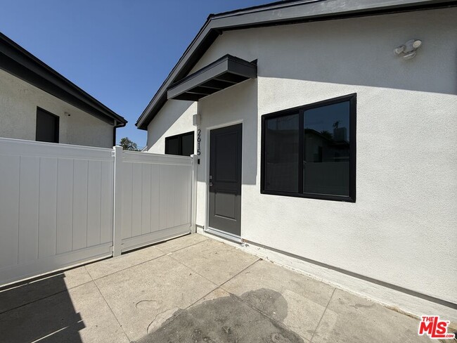 Building Photo - 2615 Carmona Ave