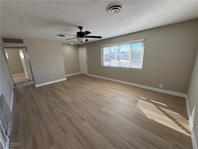 Building Photo - 1300 E Nelson Ave