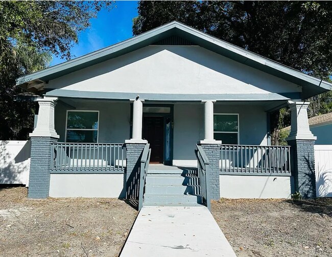 Primary Photo - 2139 W St John St