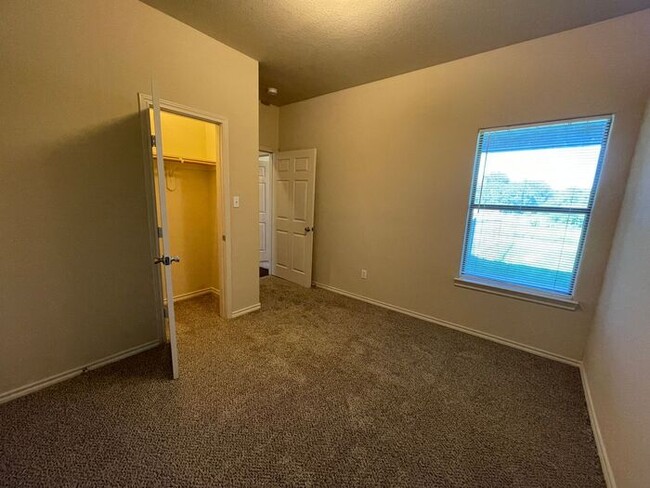 Building Photo - (( SUMMER SPECIAL!!)) Lovely 3/2 Duplex Ho...