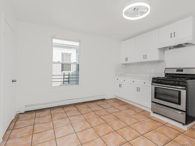 Building Photo - 582 Palisade Ave