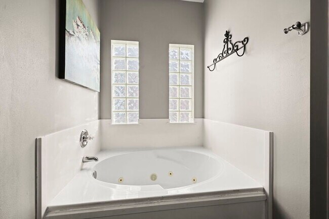 Building Photo - 2201 Hunters Trl Dr