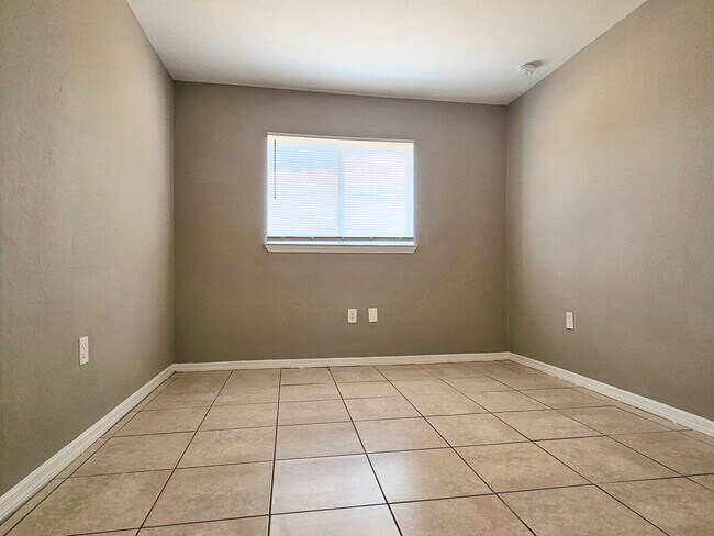Building Photo - 3 BR / 2 BA Duplex Conveniently Located in Lehigh Acres
