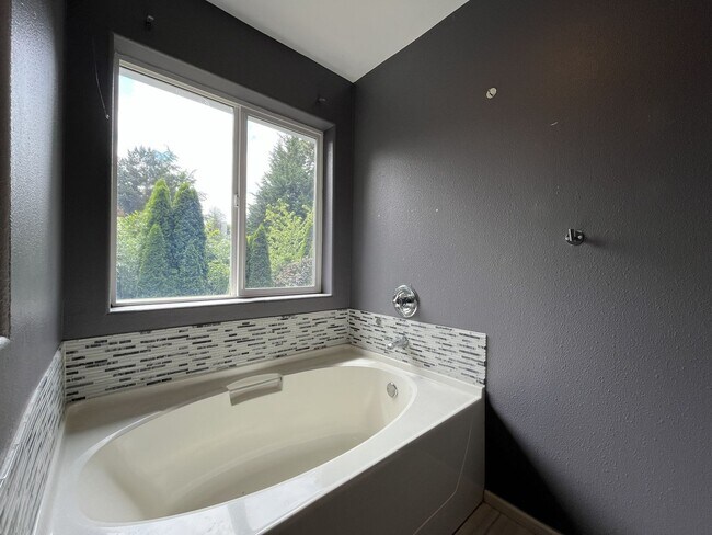 Building Photo - Beautiful 5BD/3BA Home with Soaking Tub, Island Kitchen & Attached 2-Car Garage