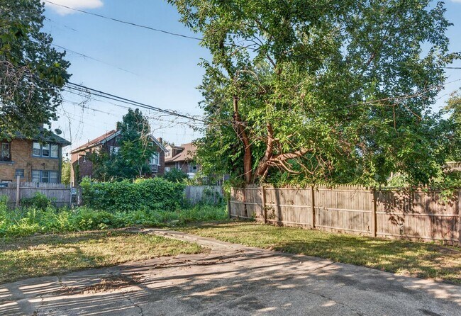 Building Photo - 2025 Calvert Ave