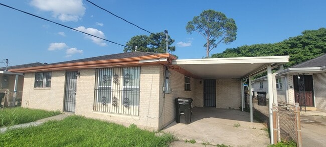 Building Photo - Newly Renovated 4 BEDROOM SINGLE FAMILY HOME