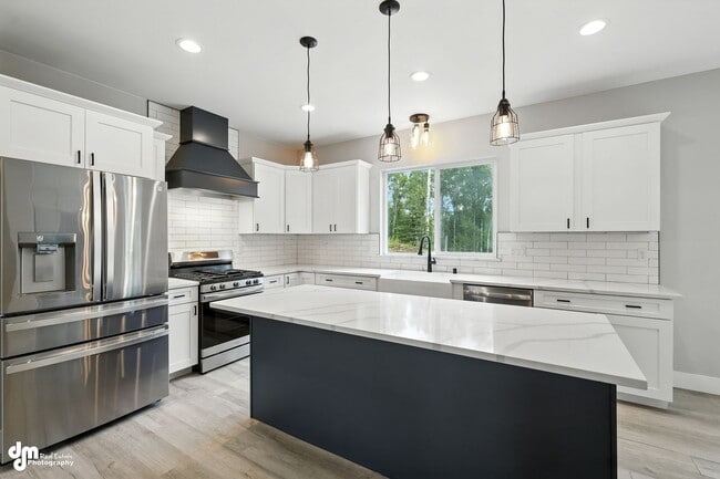 Building Photo - Charming & Updated 4BD/2.5BA!