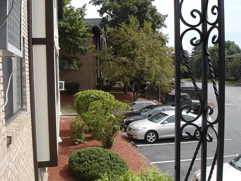 Building Photo - 8 Lancelot Court