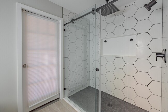 Building Photo - 842 SE Streamlet Ave