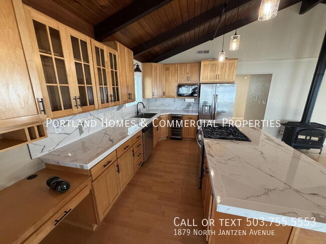 Building Photo - 1879 N Jantzen Ave