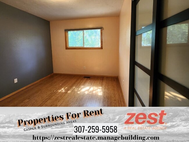 Building Photo - 955 N Riverbend Dr