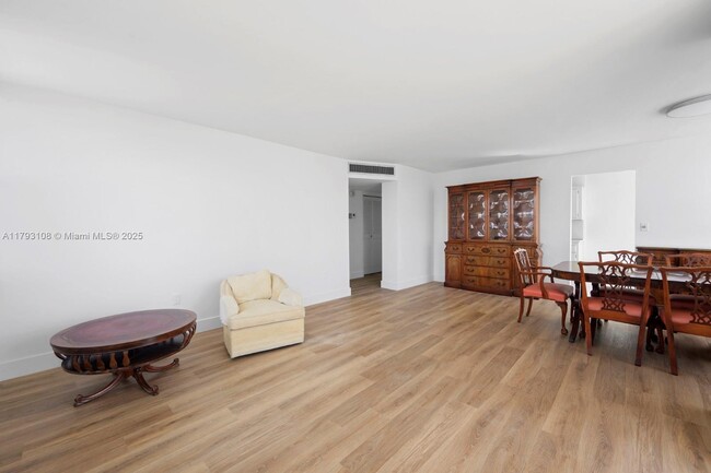 Building Photo - 1300 NE Miami Gardens Dr