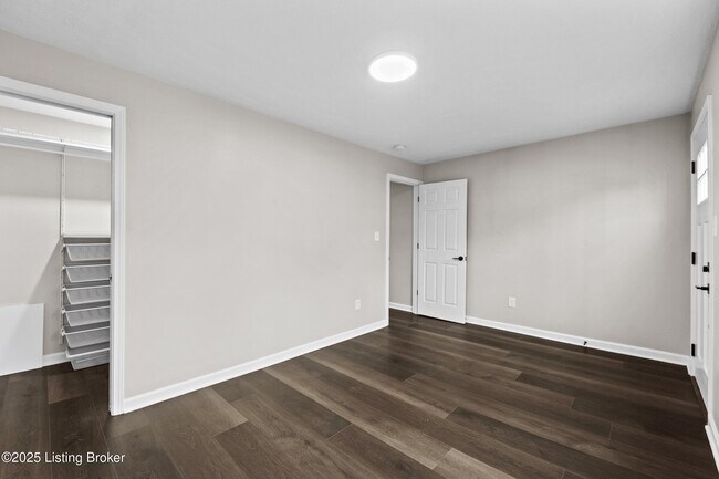 Building Photo - 1112 E Burnett Ave