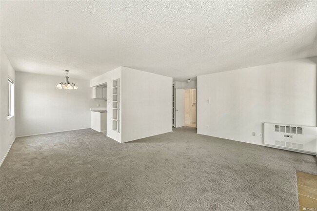 Building Photo - Spacious 1 bed/1bath, Parking included!