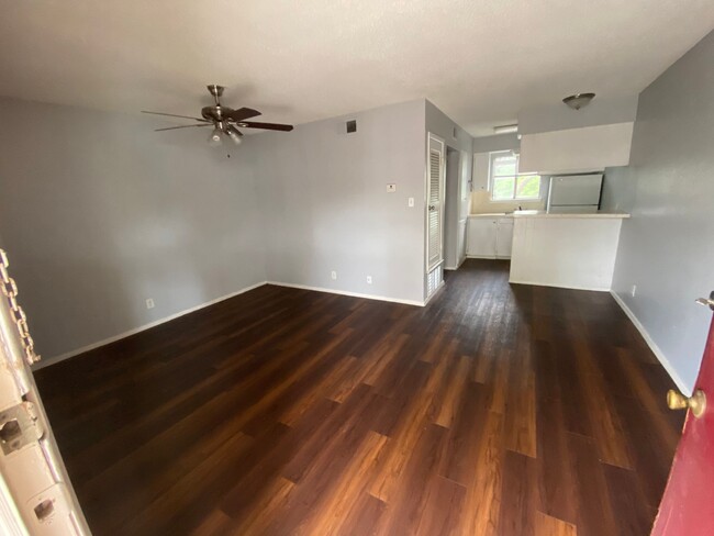 Building Photo - Redwood North — Your Midtown Hideout Near(...
