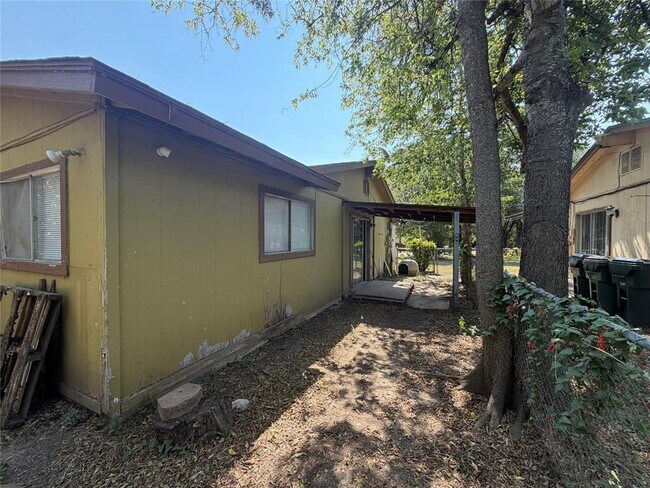 Building Photo - 421 Live Oak St